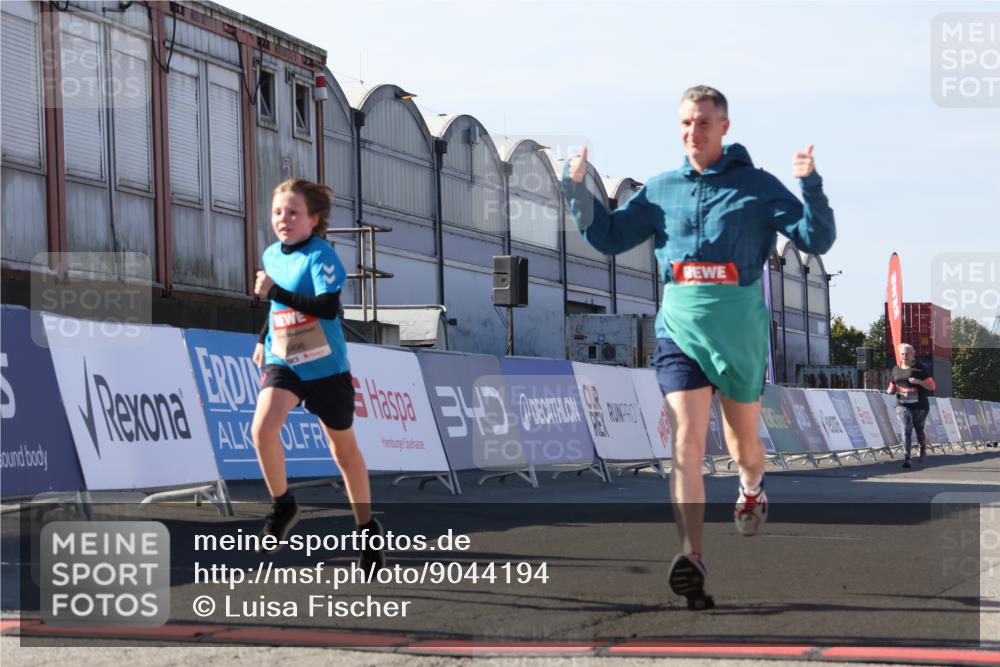 03.10.2025 - Köhlbrandbrückenlauf Luisa Fischer http://msf.ph/oto/9044194 03.10.2025 13:40:52 Ziel 5495, 5496, 6134, 6135 meine-sportfotos.de