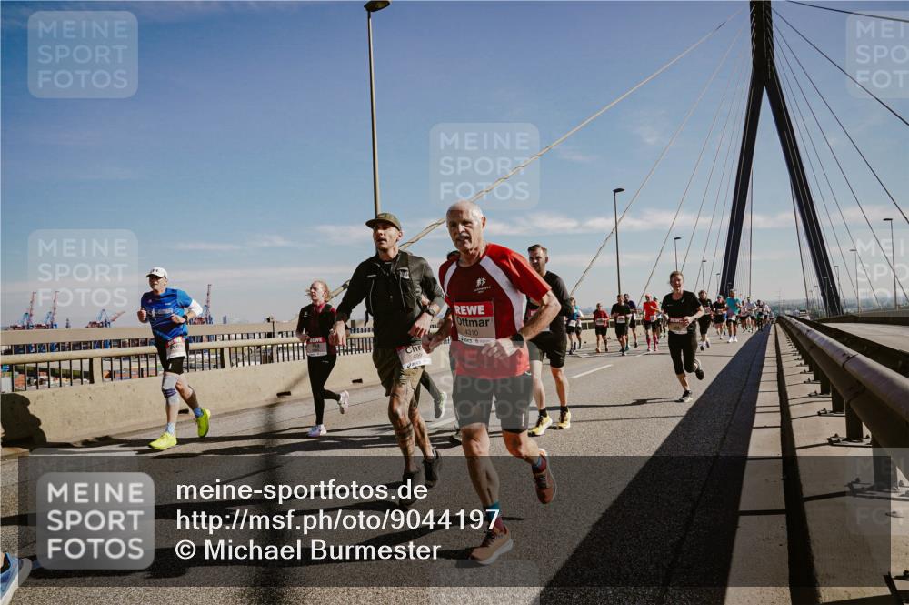 03.10.2025 - Köhlbrandbrückenlauf Michael Burmester http://msf.ph/oto/9044197 03.10.2025 12:25:56 Position 1 4310 meine-sportfotos.de