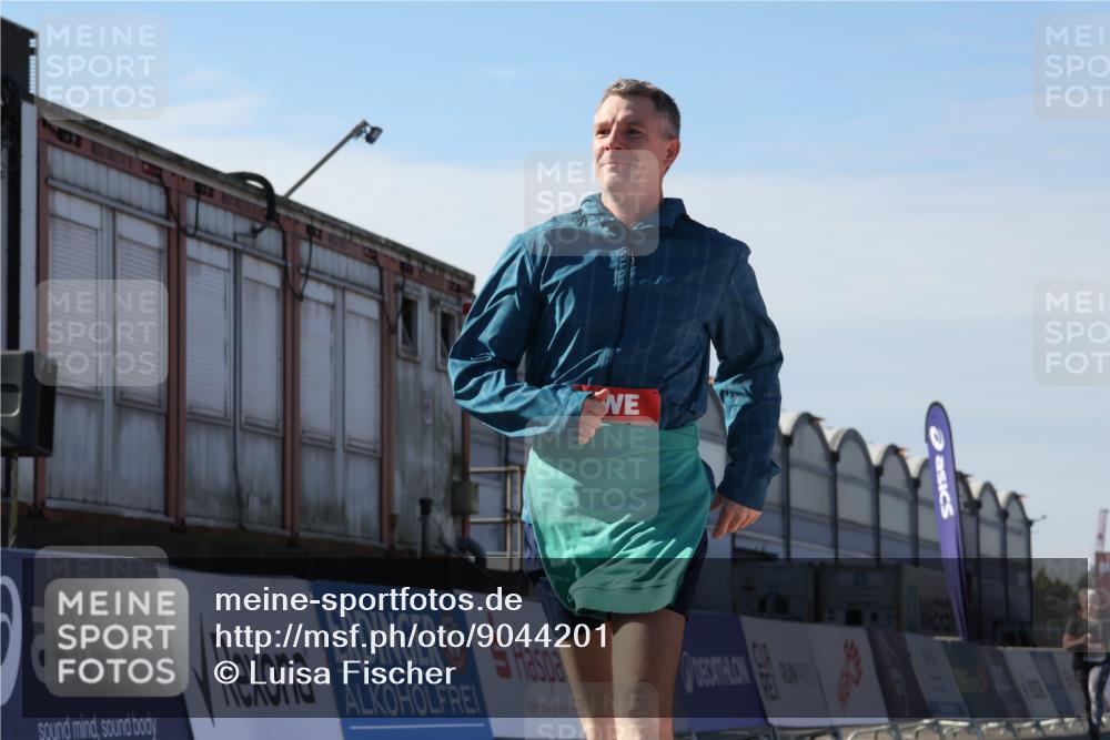 03.10.2025 - Köhlbrandbrückenlauf Luisa Fischer http://msf.ph/oto/9044201 03.10.2025 13:40:53 Ziel 5495, 5496, 6134, 6135 meine-sportfotos.de