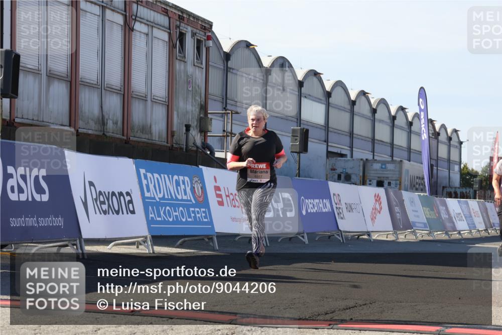 03.10.2025 - Köhlbrandbrückenlauf Luisa Fischer http://msf.ph/oto/9044206 03.10.2025 13:41:01 Ziel 5495, 5496, 6317, 6437 meine-sportfotos.de