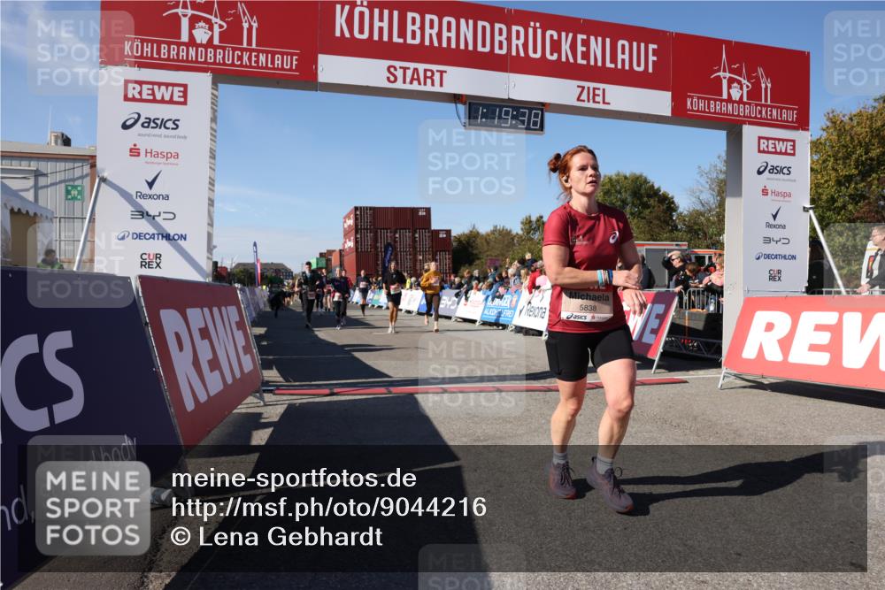 03.10.2025 - Köhlbrandbrückenlauf Lena Gebhardt http://msf.ph/oto/9044216 03.10.2025 13:19:38 Ziel 4691, 4971, 4981, 5047, 5148, 5405, 5578, 5647, 5648, 5650, 5838, 5931, 5975, 6382, 6383, 6600, 6776 meine-sportfotos.de