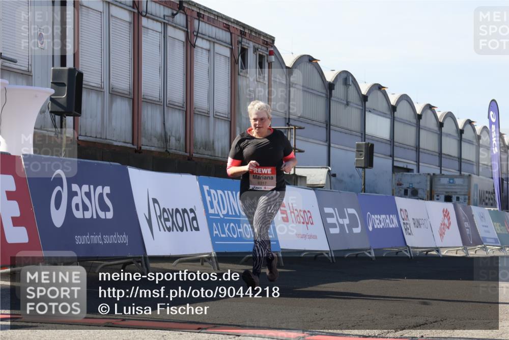 03.10.2025 - Köhlbrandbrückenlauf Luisa Fischer http://msf.ph/oto/9044218 03.10.2025 13:41:02 Ziel 5495, 5496, 6317, 6437 meine-sportfotos.de