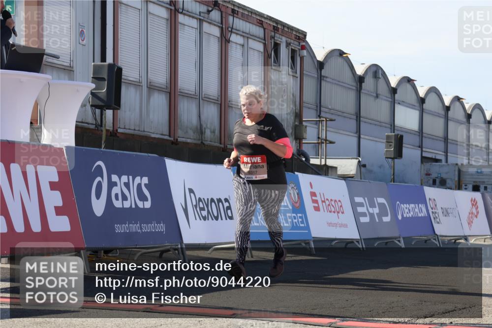 03.10.2025 - Köhlbrandbrückenlauf Luisa Fischer http://msf.ph/oto/9044220 03.10.2025 13:41:02 Ziel 5495, 5496, 6317, 6437 meine-sportfotos.de