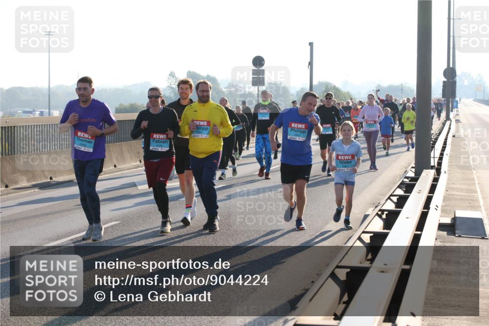 03.10.2025 - Köhlbrandbrückenlauf Lena Gebhardt http://msf.ph/oto/9044224 03.10.2025 09:27:08 Position 1 2988, 3429, 3451 meine-sportfotos.de