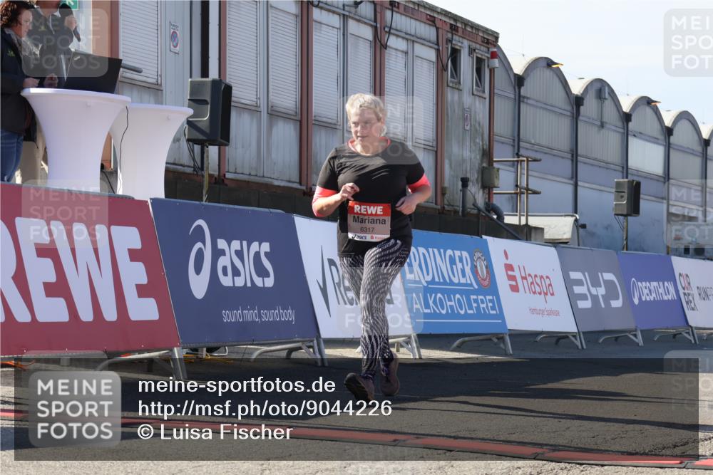 03.10.2025 - Köhlbrandbrückenlauf Luisa Fischer http://msf.ph/oto/9044226 03.10.2025 13:41:02 Ziel 5495, 5496, 6317, 6437 meine-sportfotos.de