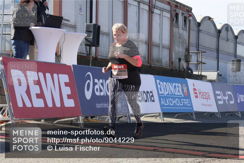 03.10.2025 - Köhlbrandbrückenlauf Luisa Fischer http://msf.ph/oto/9044229 03.10.2025 13:41:03 Ziel 5495, 5496, 6317, 6437 meine-sportfotos.de