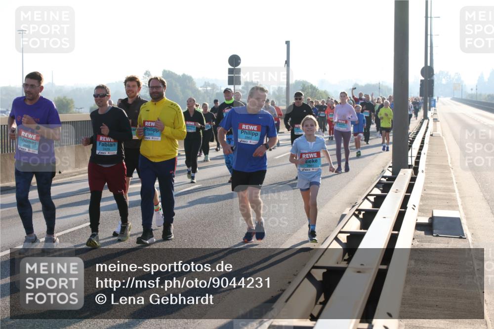 03.10.2025 - Köhlbrandbrückenlauf Lena Gebhardt http://msf.ph/oto/9044231 03.10.2025 09:27:08 Position 1 2988, 3429, 3451, 2862, 2861 meine-sportfotos.de