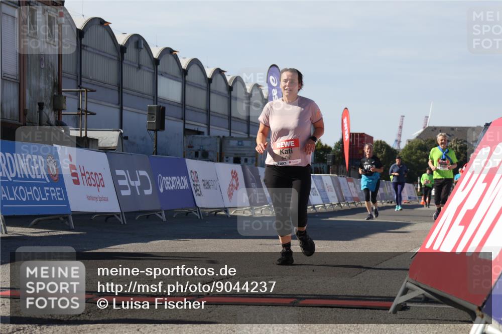 03.10.2025 - Köhlbrandbrückenlauf Luisa Fischer http://msf.ph/oto/9044237 03.10.2025 13:41:04 Ziel 5495, 5496, 6317, 6437 meine-sportfotos.de