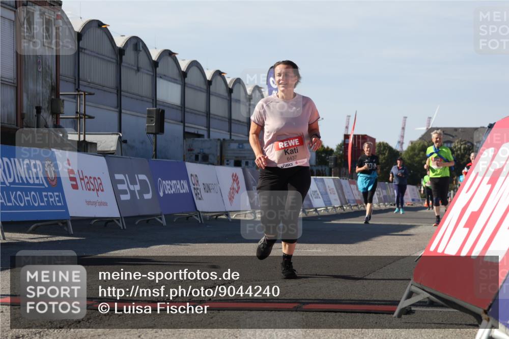 03.10.2025 - Köhlbrandbrückenlauf Luisa Fischer http://msf.ph/oto/9044240 03.10.2025 13:41:04 Ziel 5495, 5496, 6317, 6437 meine-sportfotos.de