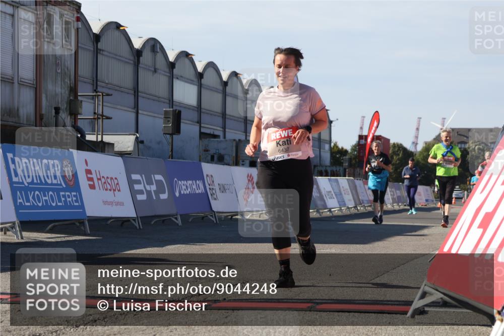 03.10.2025 - Köhlbrandbrückenlauf Luisa Fischer http://msf.ph/oto/9044248 03.10.2025 13:41:04 Ziel 5495, 5496, 6317, 6437 meine-sportfotos.de