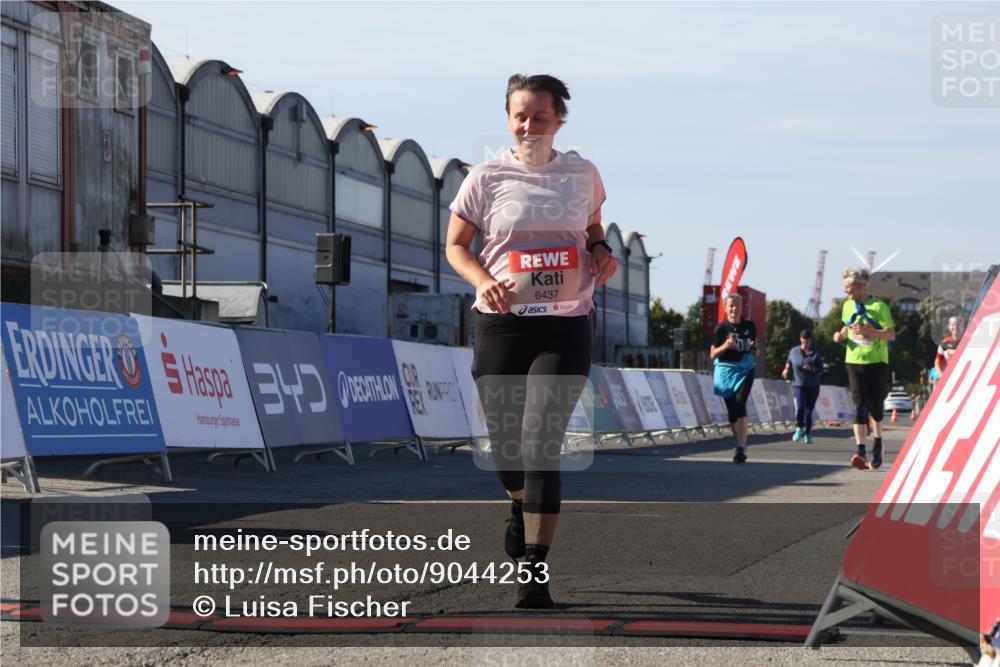 03.10.2025 - Köhlbrandbrückenlauf Luisa Fischer http://msf.ph/oto/9044253 03.10.2025 13:41:04 Ziel 5495, 5496, 6317, 6437 meine-sportfotos.de
