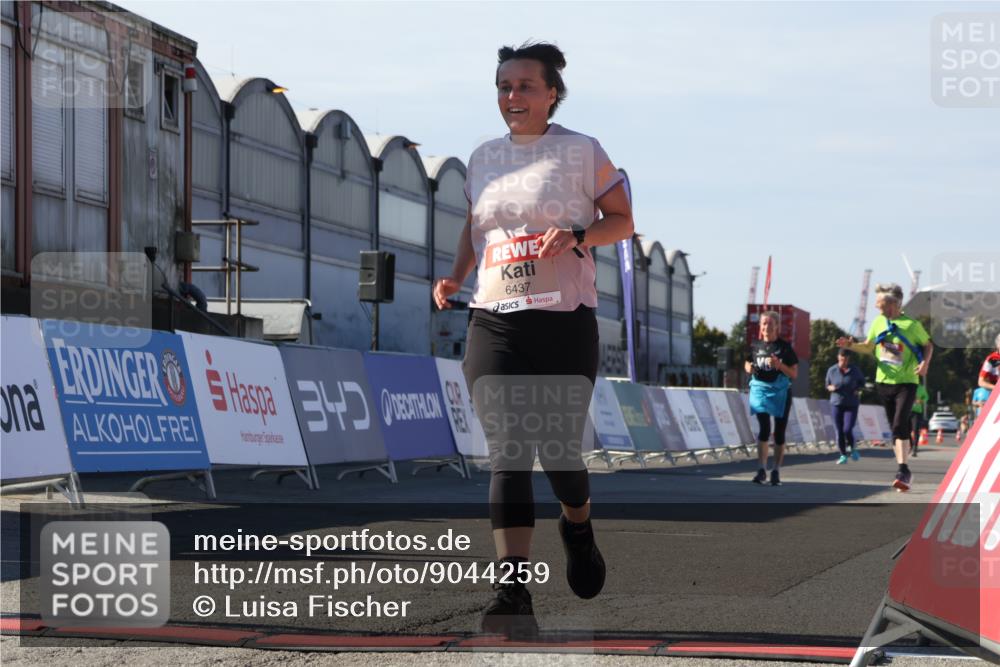 03.10.2025 - Köhlbrandbrückenlauf Luisa Fischer http://msf.ph/oto/9044259 03.10.2025 13:41:05 Ziel 6317, 6437 meine-sportfotos.de