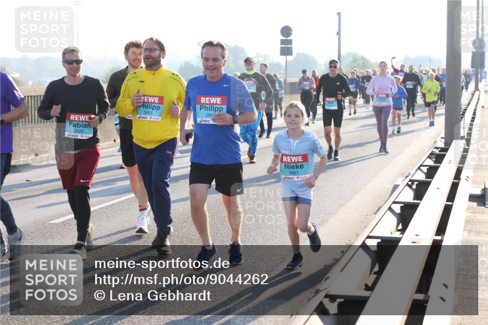 03.10.2025 - Köhlbrandbrückenlauf Lena Gebhardt http://msf.ph/oto/9044262 03.10.2025 09:27:10 Position 1 3429, 286, 3451, 2861 meine-sportfotos.de