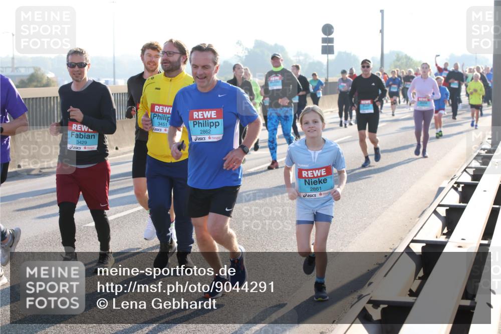 03.10.2025 - Köhlbrandbrückenlauf Lena Gebhardt http://msf.ph/oto/9044291 03.10.2025 09:27:10 Position 1 3429, 3451, 2862, 2861 meine-sportfotos.de