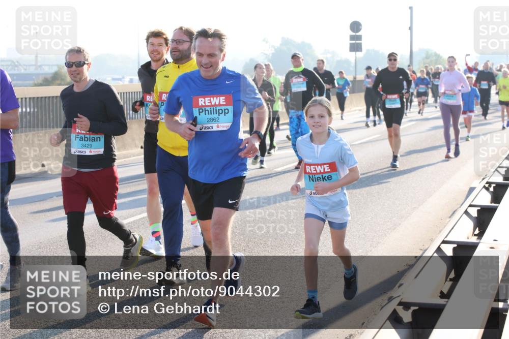 03.10.2025 - Köhlbrandbrückenlauf Lena Gebhardt http://msf.ph/oto/9044302 03.10.2025 09:27:10 Position 1 3429, 2862 meine-sportfotos.de