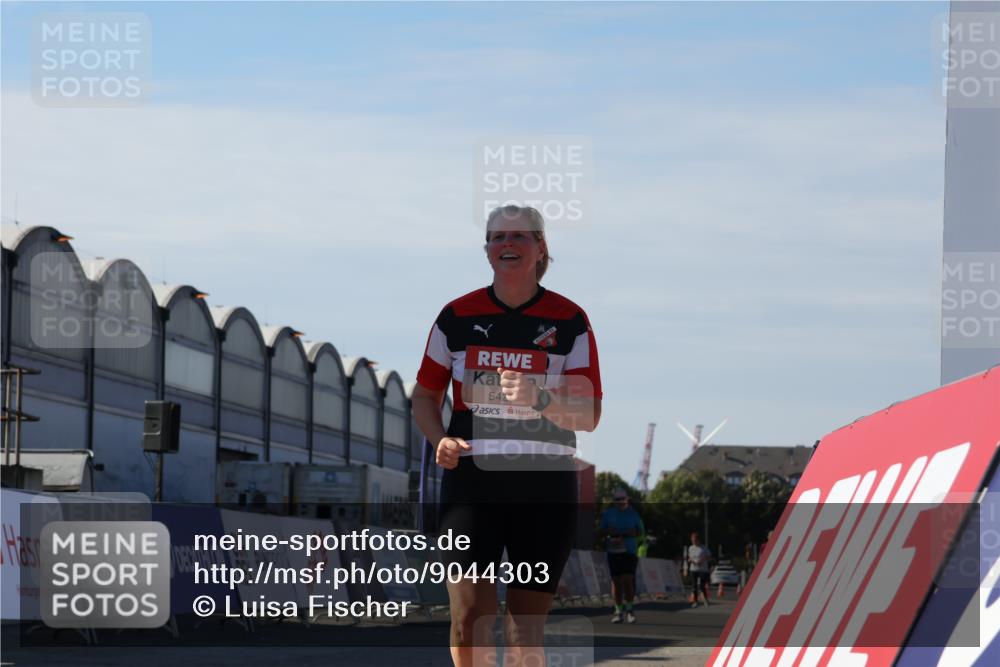 03.10.2025 - Köhlbrandbrückenlauf Luisa Fischer http://msf.ph/oto/9044303 03.10.2025 13:41:16 Ziel 5116, 5121, 5197, 5421, 6437 meine-sportfotos.de