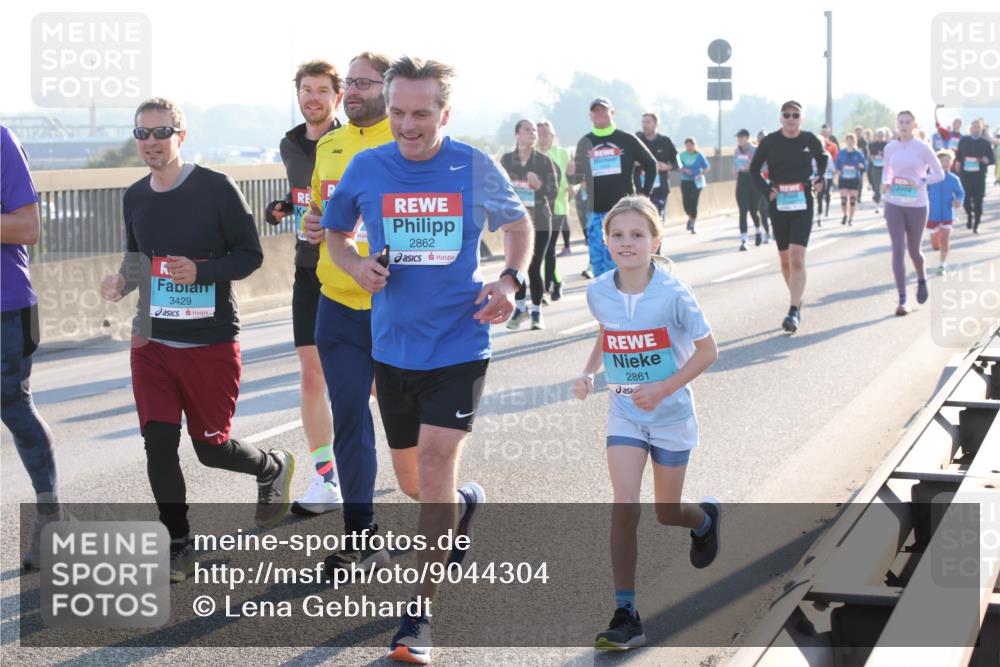03.10.2025 - Köhlbrandbrückenlauf Lena Gebhardt http://msf.ph/oto/9044304 03.10.2025 09:27:10 Position 1 3429, 2862, 2861 meine-sportfotos.de