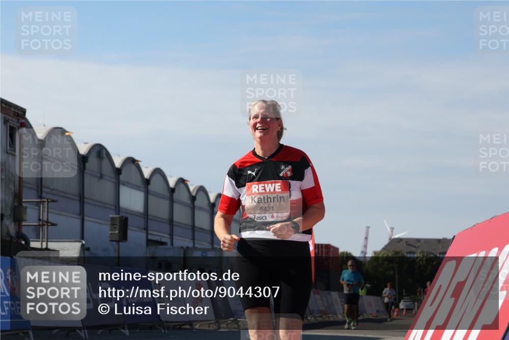 03.10.2025 - Köhlbrandbrückenlauf Luisa Fischer http://msf.ph/oto/9044307 03.10.2025 13:41:16 Ziel 5116, 5121, 5197, 5421, 6437 meine-sportfotos.de
