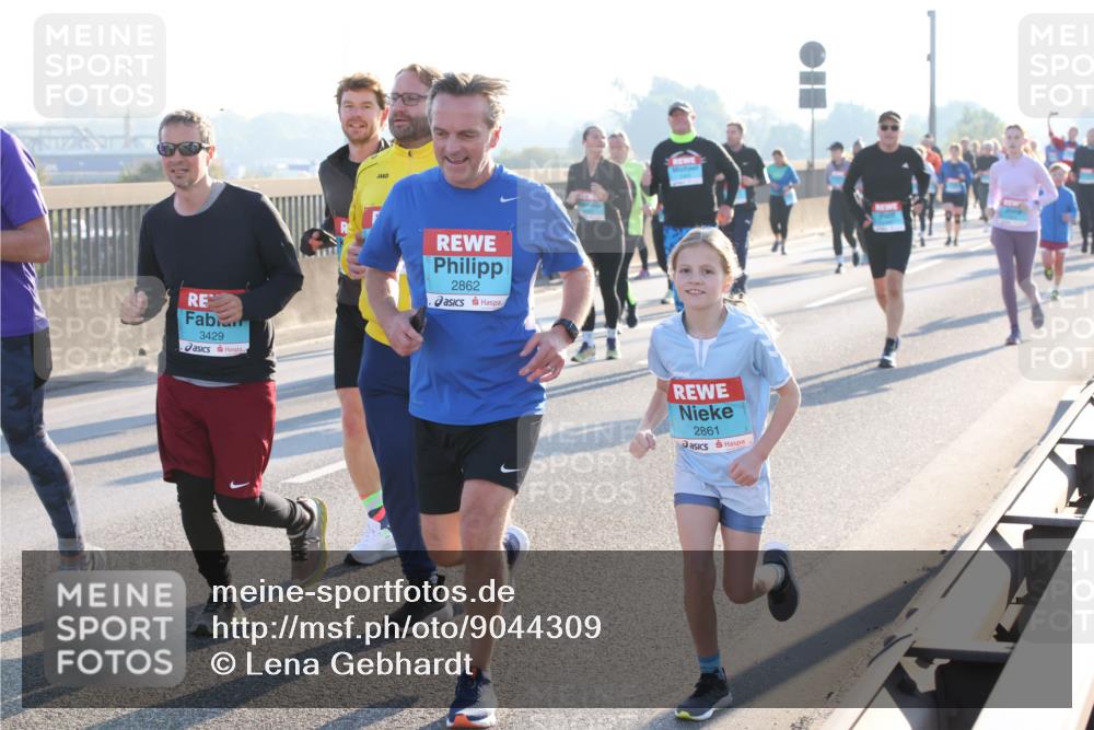 03.10.2025 - Köhlbrandbrückenlauf Lena Gebhardt http://msf.ph/oto/9044309 03.10.2025 09:27:10 Position 1 3429, 2862, 2861 meine-sportfotos.de