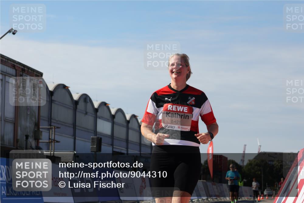 03.10.2025 - Köhlbrandbrückenlauf Luisa Fischer http://msf.ph/oto/9044310 03.10.2025 13:41:16 Ziel 5116, 5121, 5197, 5421, 6437 meine-sportfotos.de