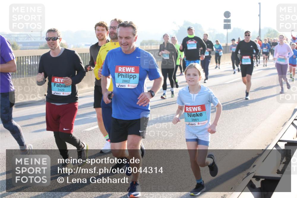 03.10.2025 - Köhlbrandbrückenlauf Lena Gebhardt http://msf.ph/oto/9044314 03.10.2025 09:27:10 Position 1 3429, 2862, 2861 meine-sportfotos.de