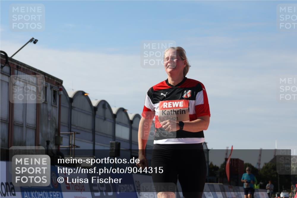 03.10.2025 - Köhlbrandbrückenlauf Luisa Fischer http://msf.ph/oto/9044315 03.10.2025 13:41:17 Ziel 5116, 5121, 5197, 5421 meine-sportfotos.de
