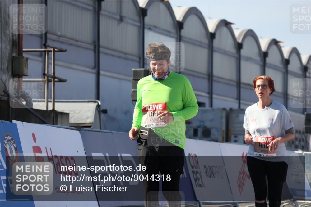 03.10.2025 - Köhlbrandbrückenlauf Luisa Fischer http://msf.ph/oto/9044318 03.10.2025 13:41:34 Ziel 4894, 5228, 5230, 6462 meine-sportfotos.de