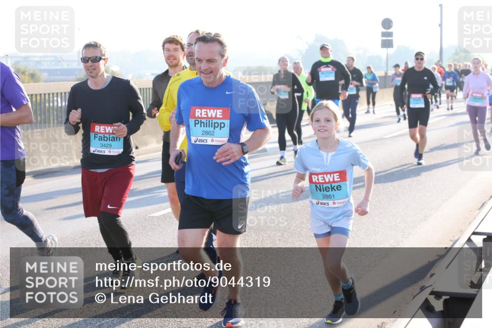 03.10.2025 - Köhlbrandbrückenlauf Lena Gebhardt http://msf.ph/oto/9044319 03.10.2025 09:27:10 Position 1 3429, 2862, 2861 meine-sportfotos.de