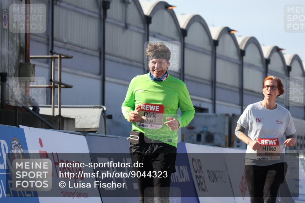 03.10.2025 - Köhlbrandbrückenlauf Luisa Fischer http://msf.ph/oto/9044323 03.10.2025 13:41:34 Ziel 4894, 5228, 5230, 6462 meine-sportfotos.de