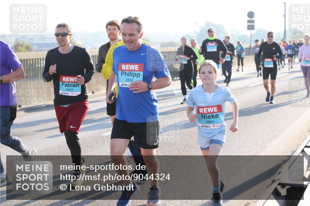 03.10.2025 - Köhlbrandbrückenlauf Lena Gebhardt http://msf.ph/oto/9044324 03.10.2025 09:27:10 Position 1 3429, 2862, 2861 meine-sportfotos.de