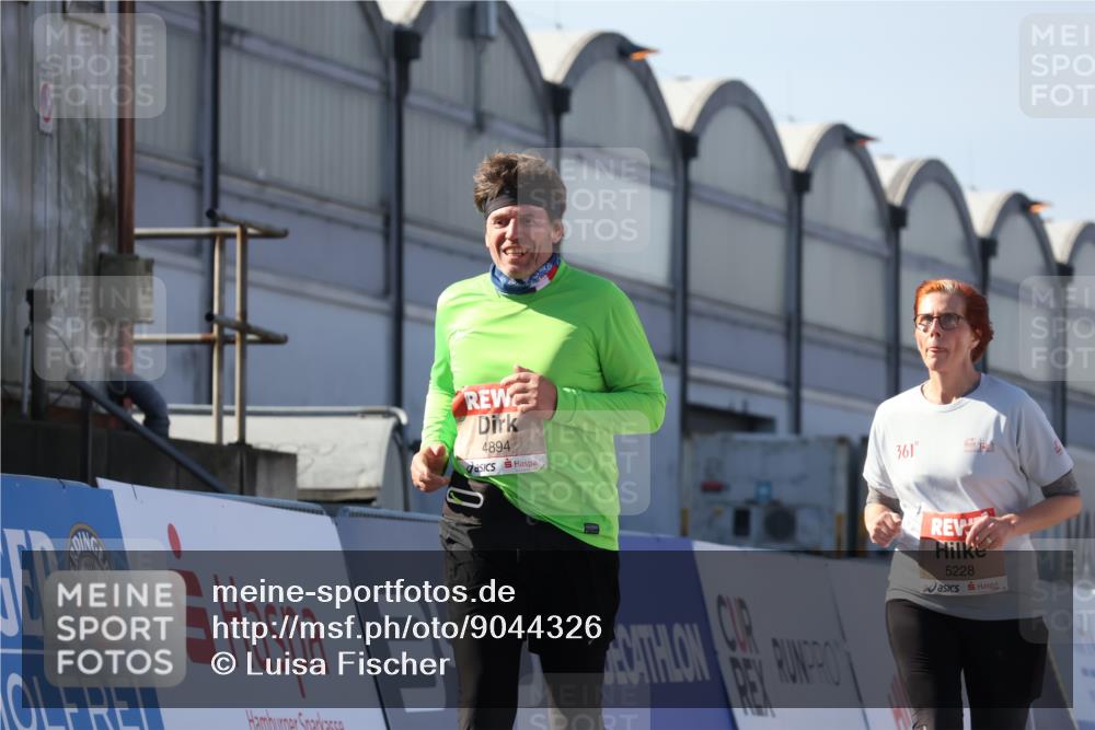 03.10.2025 - Köhlbrandbrückenlauf Luisa Fischer http://msf.ph/oto/9044326 03.10.2025 13:41:35 Ziel 4894, 5228, 5230, 6462 meine-sportfotos.de