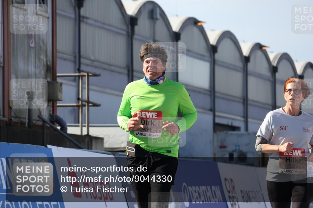 03.10.2025 - Köhlbrandbrückenlauf Luisa Fischer http://msf.ph/oto/9044330 03.10.2025 13:41:35 Ziel 4894, 5228, 5230, 6462 meine-sportfotos.de