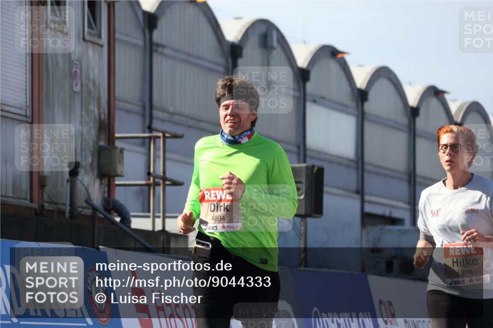 03.10.2025 - Köhlbrandbrückenlauf Luisa Fischer http://msf.ph/oto/9044333 03.10.2025 13:41:35 Ziel 4894, 5228, 5230, 6462 meine-sportfotos.de