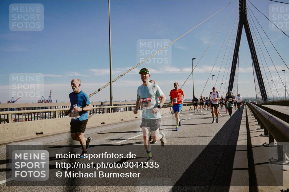 03.10.2025 - Köhlbrandbrückenlauf Michael Burmester http://msf.ph/oto/9044335 03.10.2025 12:26:04 Position 1 5845 meine-sportfotos.de