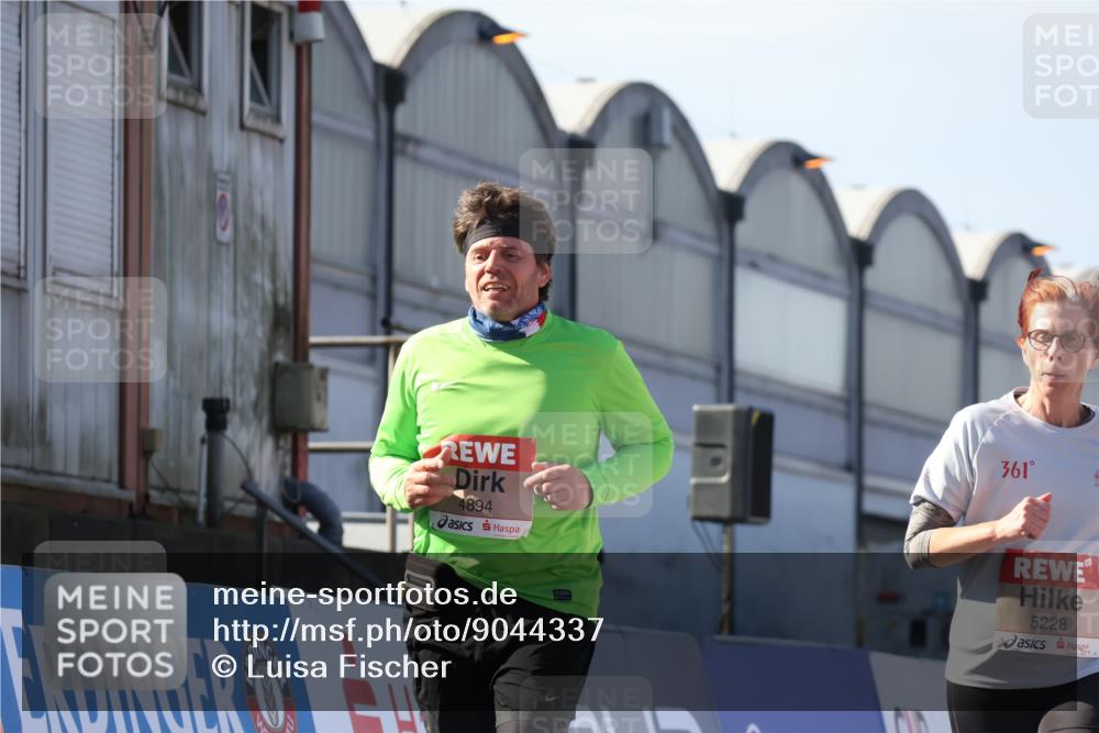 03.10.2025 - Köhlbrandbrückenlauf Luisa Fischer http://msf.ph/oto/9044337 03.10.2025 13:41:36 Ziel 4894, 5228, 5230, 6462 meine-sportfotos.de