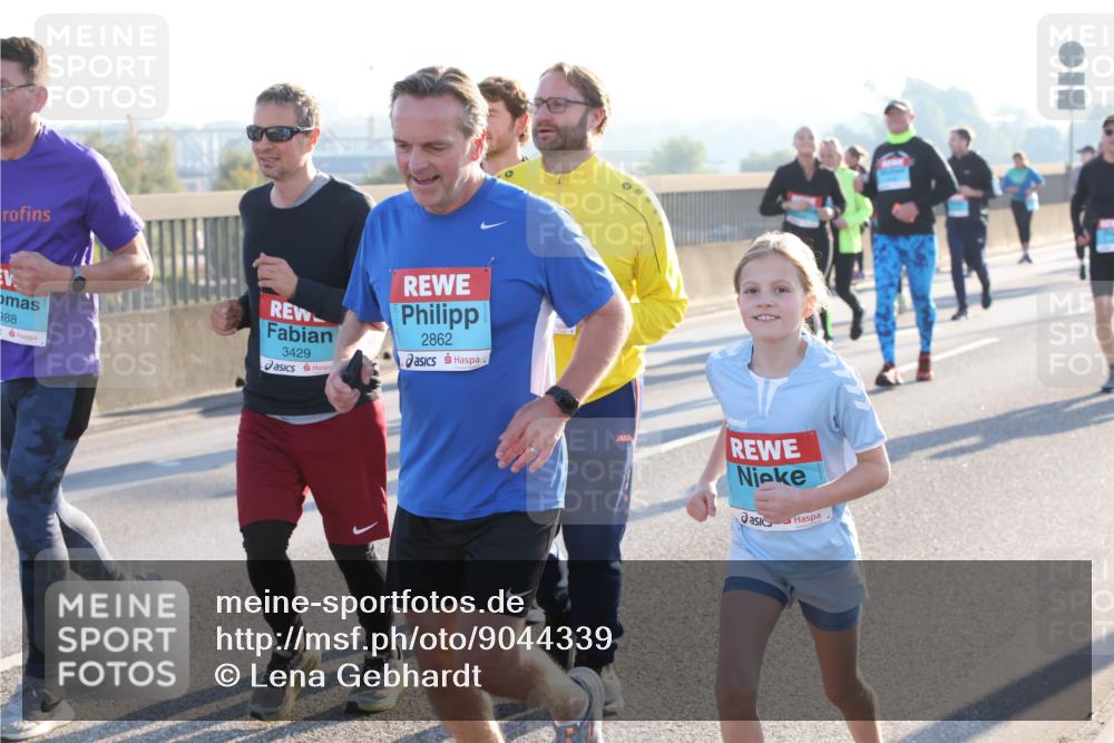 03.10.2025 - Köhlbrandbrückenlauf Lena Gebhardt http://msf.ph/oto/9044339 03.10.2025 09:27:11 Position 1 988, 3429, 2862 meine-sportfotos.de