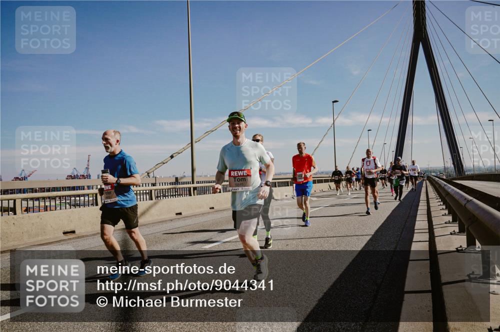 03.10.2025 - Köhlbrandbrückenlauf Michael Burmester http://msf.ph/oto/9044341 03.10.2025 12:26:04 Position 1 5845 meine-sportfotos.de