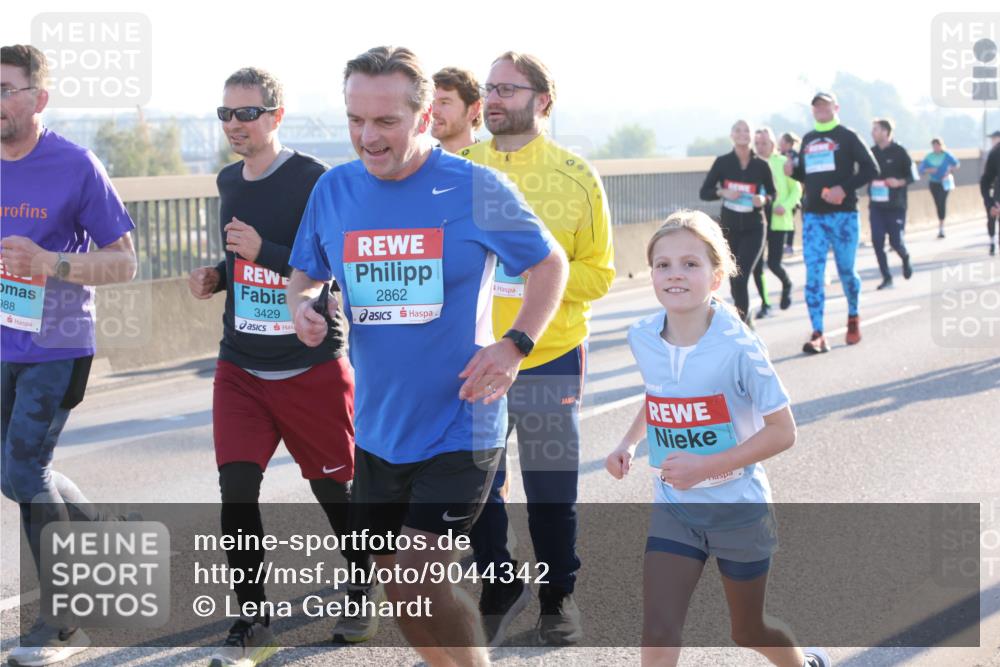 03.10.2025 - Köhlbrandbrückenlauf Lena Gebhardt http://msf.ph/oto/9044342 03.10.2025 09:27:11 Position 1 988, 3429, 2862 meine-sportfotos.de