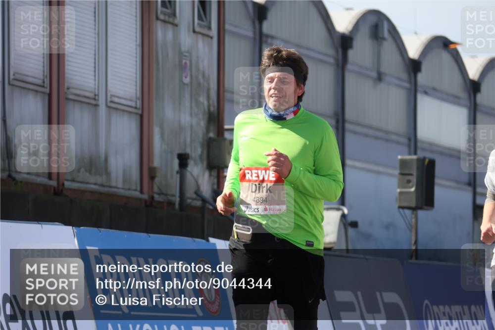 03.10.2025 - Köhlbrandbrückenlauf Luisa Fischer http://msf.ph/oto/9044344 03.10.2025 13:41:36 Ziel 4894, 5228, 5230, 6462 meine-sportfotos.de