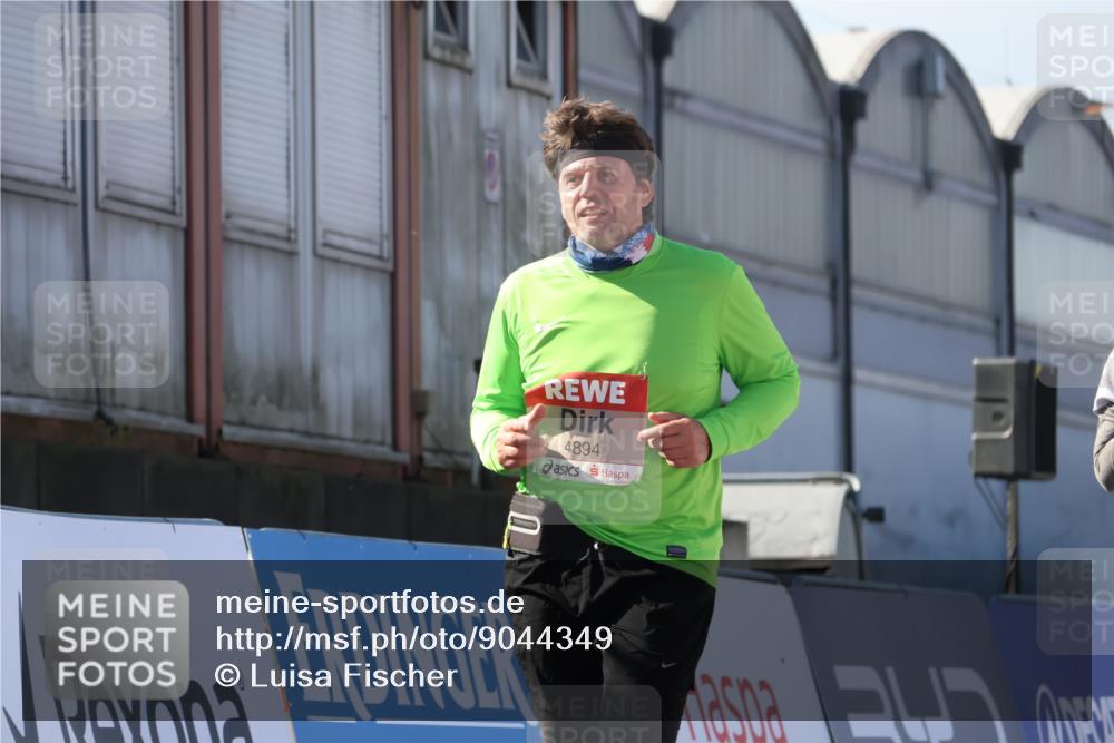 03.10.2025 - Köhlbrandbrückenlauf Luisa Fischer http://msf.ph/oto/9044349 03.10.2025 13:41:36 Ziel 4894, 5228, 5230, 6462 meine-sportfotos.de