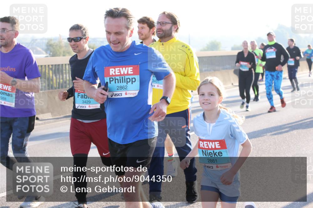 03.10.2025 - Köhlbrandbrückenlauf Lena Gebhardt http://msf.ph/oto/9044350 03.10.2025 09:27:11 Position 1 988, 3429, 2862, 3451, 2861 meine-sportfotos.de