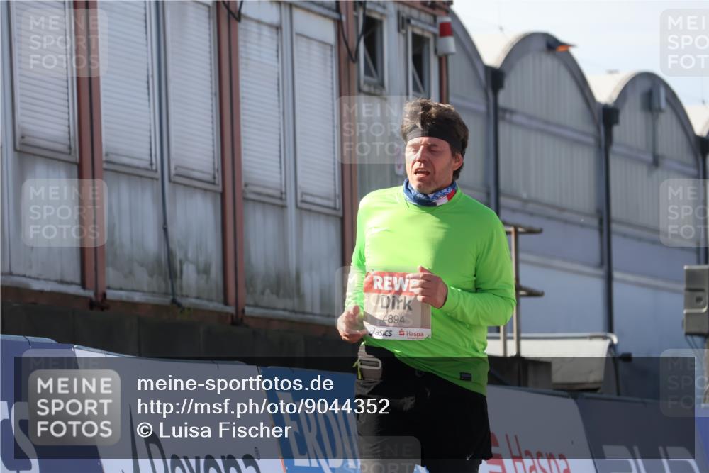 03.10.2025 - Köhlbrandbrückenlauf Luisa Fischer http://msf.ph/oto/9044352 03.10.2025 13:41:37 Ziel 4894, 5228, 5230, 6462 meine-sportfotos.de