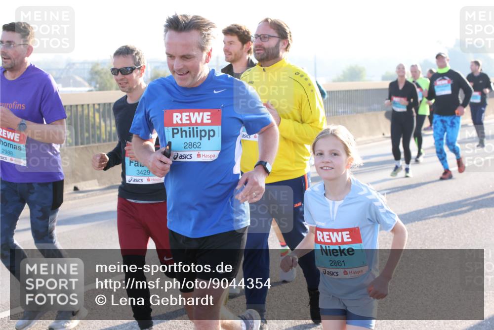 03.10.2025 - Köhlbrandbrückenlauf Lena Gebhardt http://msf.ph/oto/9044354 03.10.2025 09:27:11 Position 1 2988, 3429, 2862, 2861 meine-sportfotos.de