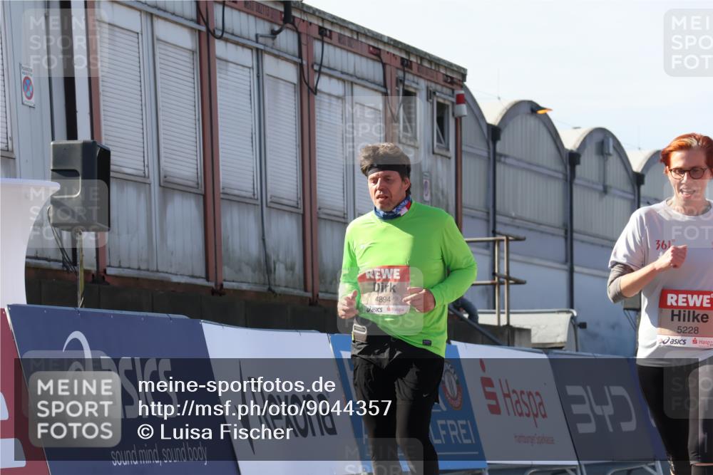 03.10.2025 - Köhlbrandbrückenlauf Luisa Fischer http://msf.ph/oto/9044357 03.10.2025 13:41:37 Ziel 4894, 5228, 5230, 6462 meine-sportfotos.de