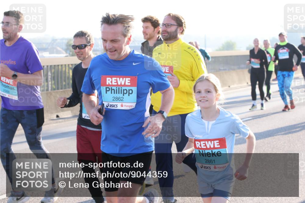 03.10.2025 - Köhlbrandbrückenlauf Lena Gebhardt http://msf.ph/oto/9044359 03.10.2025 09:27:11 Position 1 2988, 2862, 2861 meine-sportfotos.de