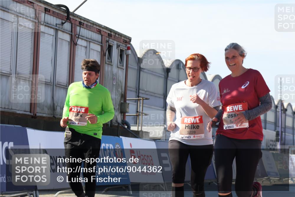 03.10.2025 - Köhlbrandbrückenlauf Luisa Fischer http://msf.ph/oto/9044362 03.10.2025 13:41:37 Ziel 4894, 5228, 5230, 6462 meine-sportfotos.de