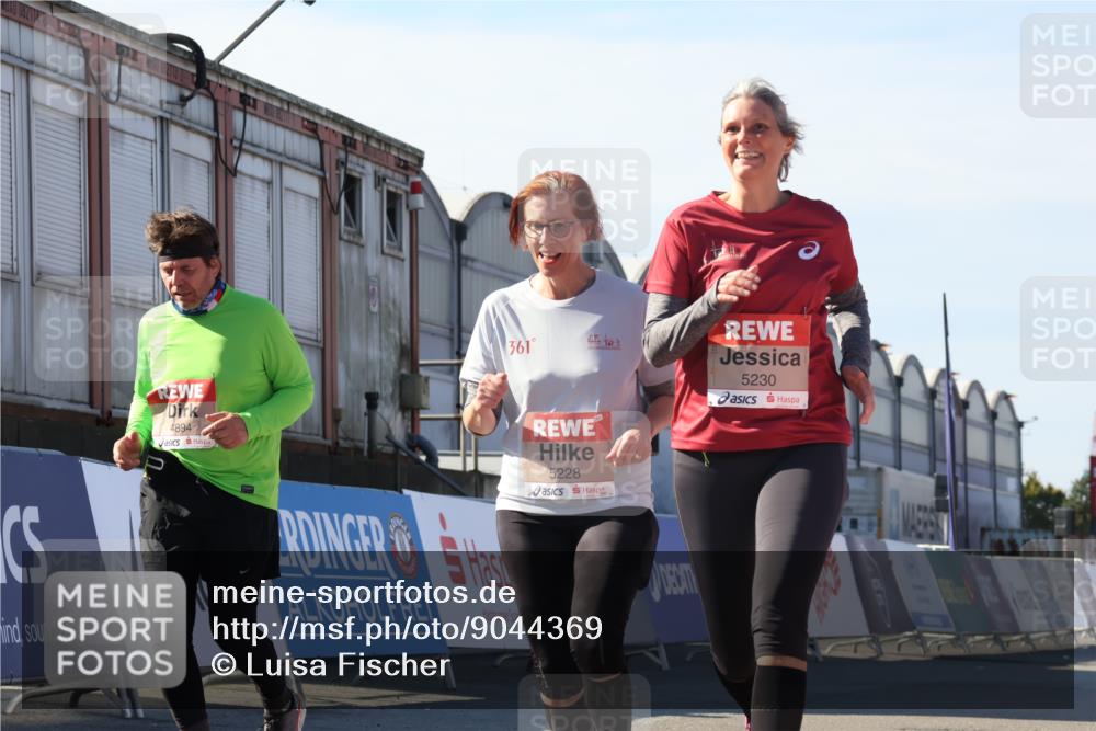 03.10.2025 - Köhlbrandbrückenlauf Luisa Fischer http://msf.ph/oto/9044369 03.10.2025 13:41:38 Ziel 4894, 5228, 5230, 6462 meine-sportfotos.de