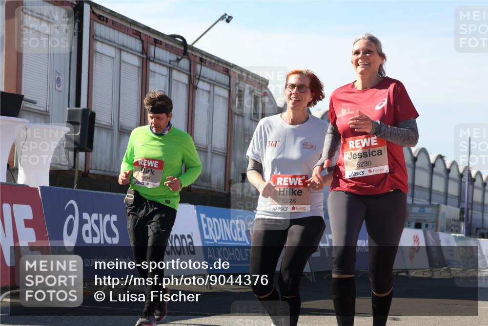 03.10.2025 - Köhlbrandbrückenlauf Luisa Fischer http://msf.ph/oto/9044376 03.10.2025 13:41:38 Ziel 4894, 5228, 5230, 6462 meine-sportfotos.de