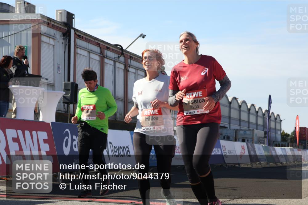 03.10.2025 - Köhlbrandbrückenlauf Luisa Fischer http://msf.ph/oto/9044379 03.10.2025 13:41:38 Ziel 4894, 5228, 5230, 6462 meine-sportfotos.de
