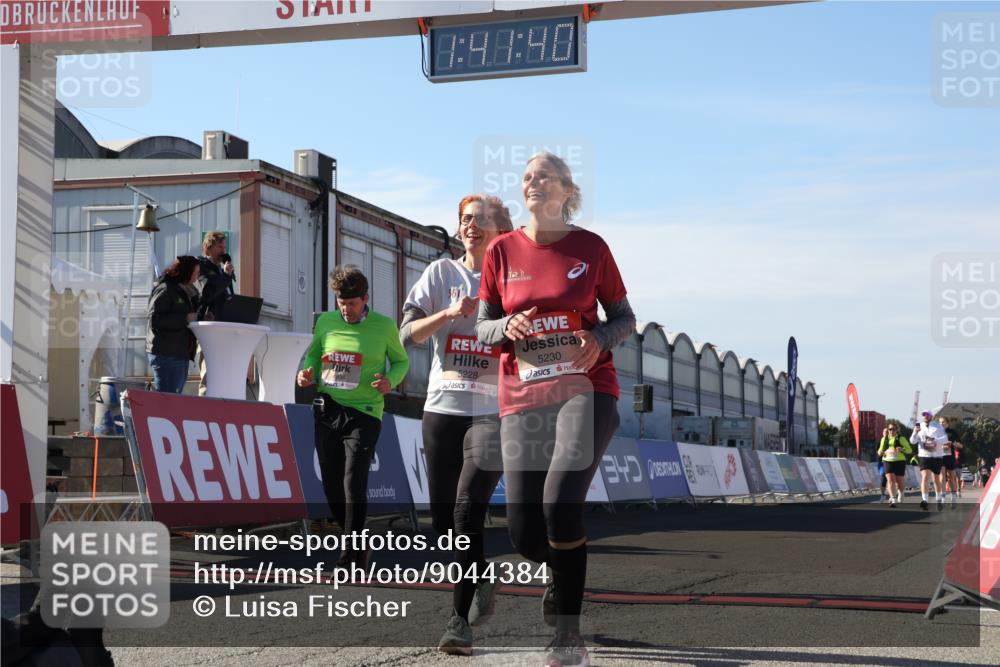 03.10.2025 - Köhlbrandbrückenlauf Luisa Fischer http://msf.ph/oto/9044384 03.10.2025 13:41:39 Ziel 4894, 5228, 5230, 6462 meine-sportfotos.de